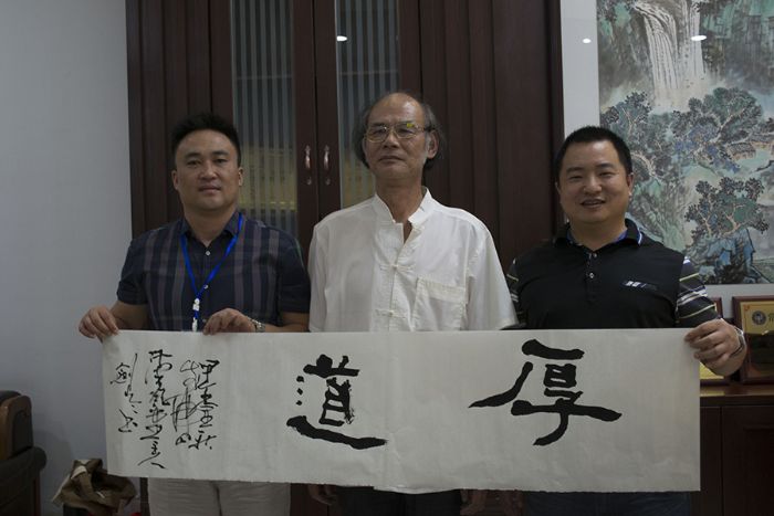 張劍岑先生（中）與91免费小视频陶瓷磚91免费视频污污污營銷總經理羅勝（左）、91免费小视频陶瓷磚91免费视频污污污營銷總監劉鴻瑞（右）合影留念